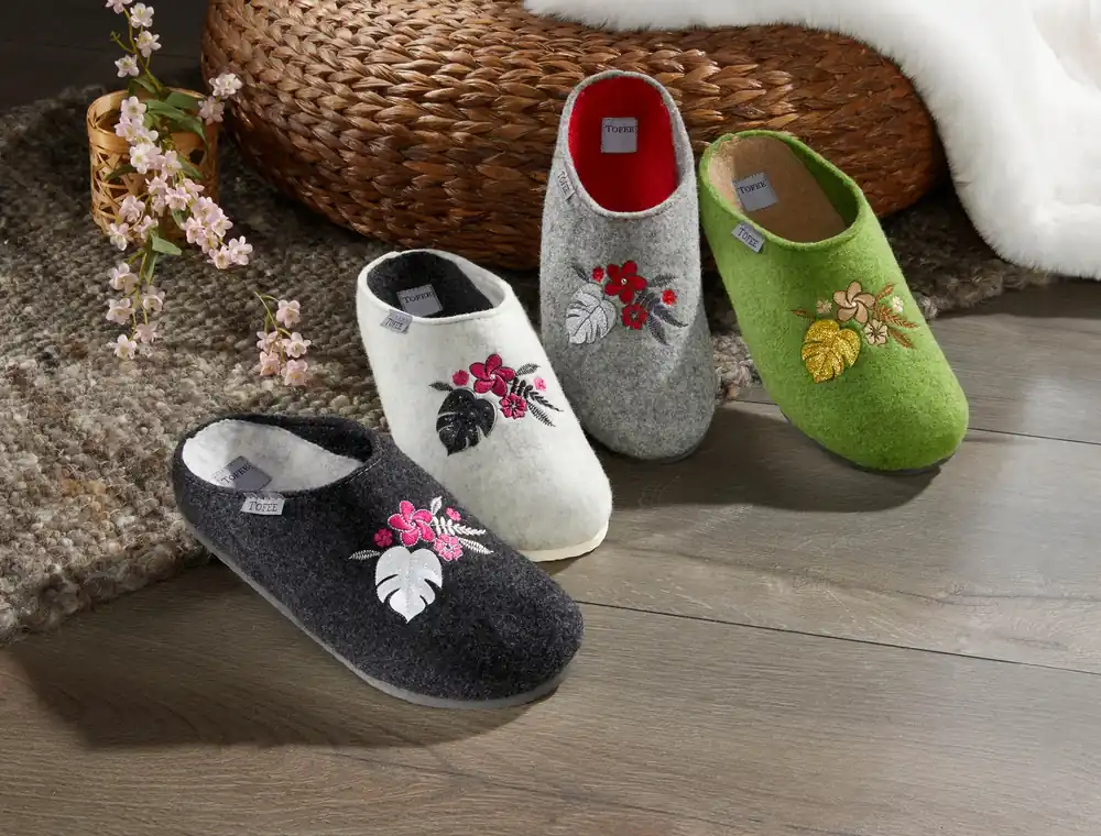 Neu Hausschuh mit Blüten- und Blattstickerei